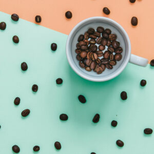 Leinwandbild Eine Tasse Kaffeebohnen